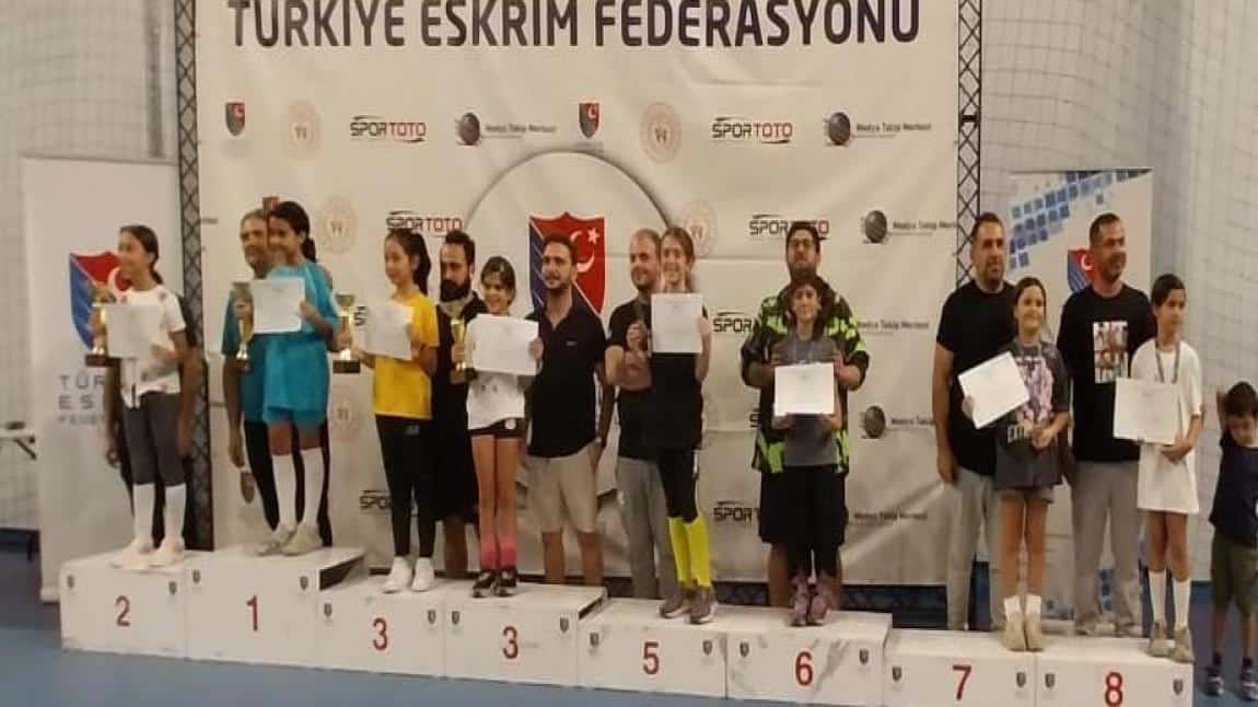 Öğrencimiz Sonay TANIK Türkiye Eskrim Federasyon kupasında 6. olarak dereceye girerek madalya kazandı